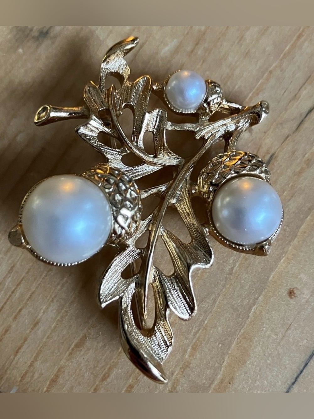 Avon Gold Tone Filigree Oak Leaf Pearl Acorn Brooch Pin 2”x1.5”  Like New